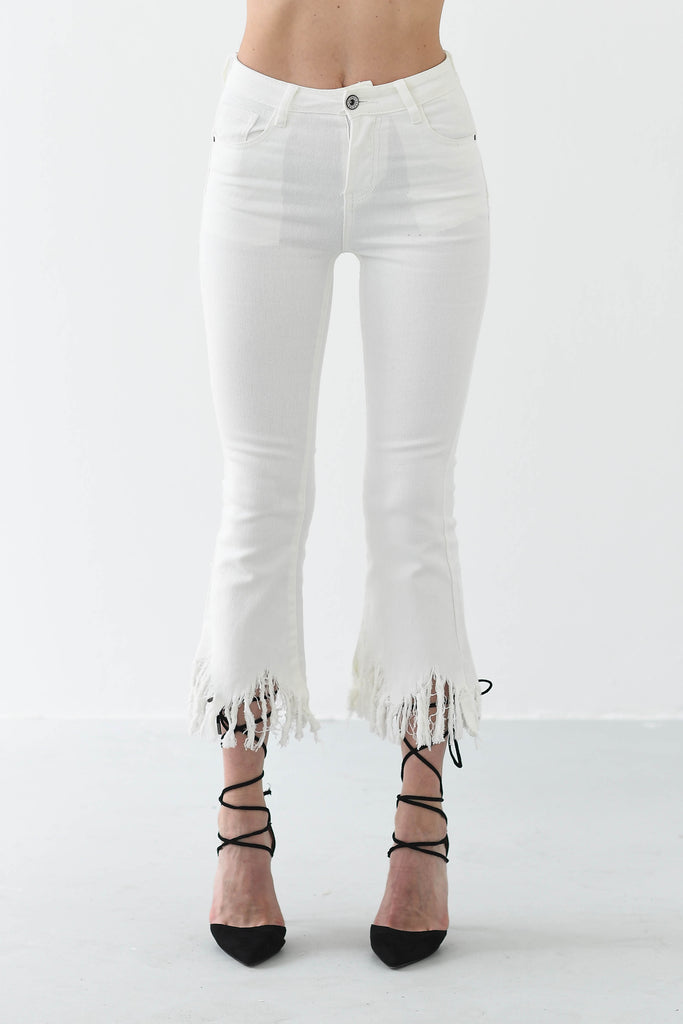 Jeans bianchi a vita alta, sfrangiati sul fondo - Tabloit.it