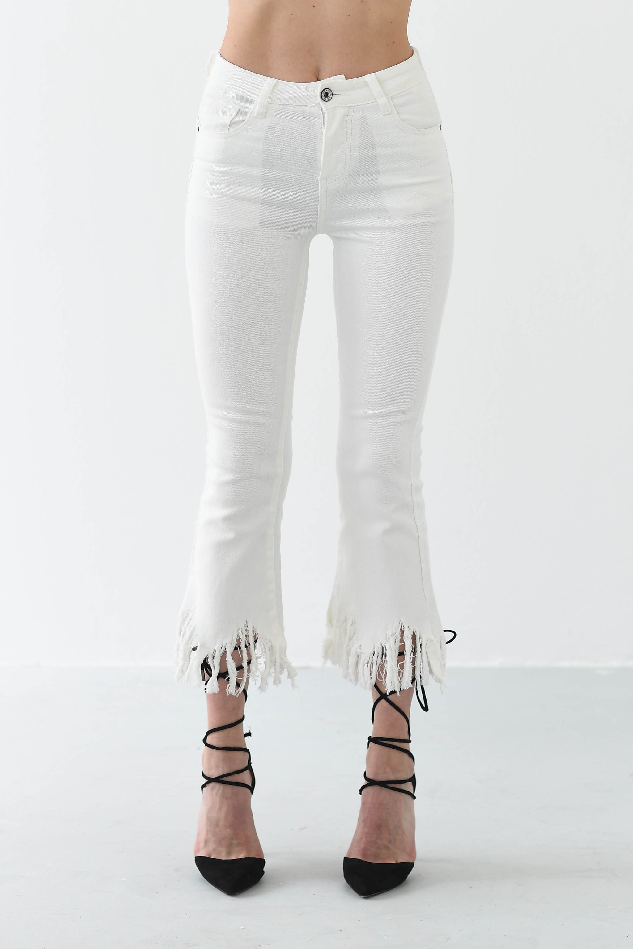 Jeans sfrangiati alla caviglia sale