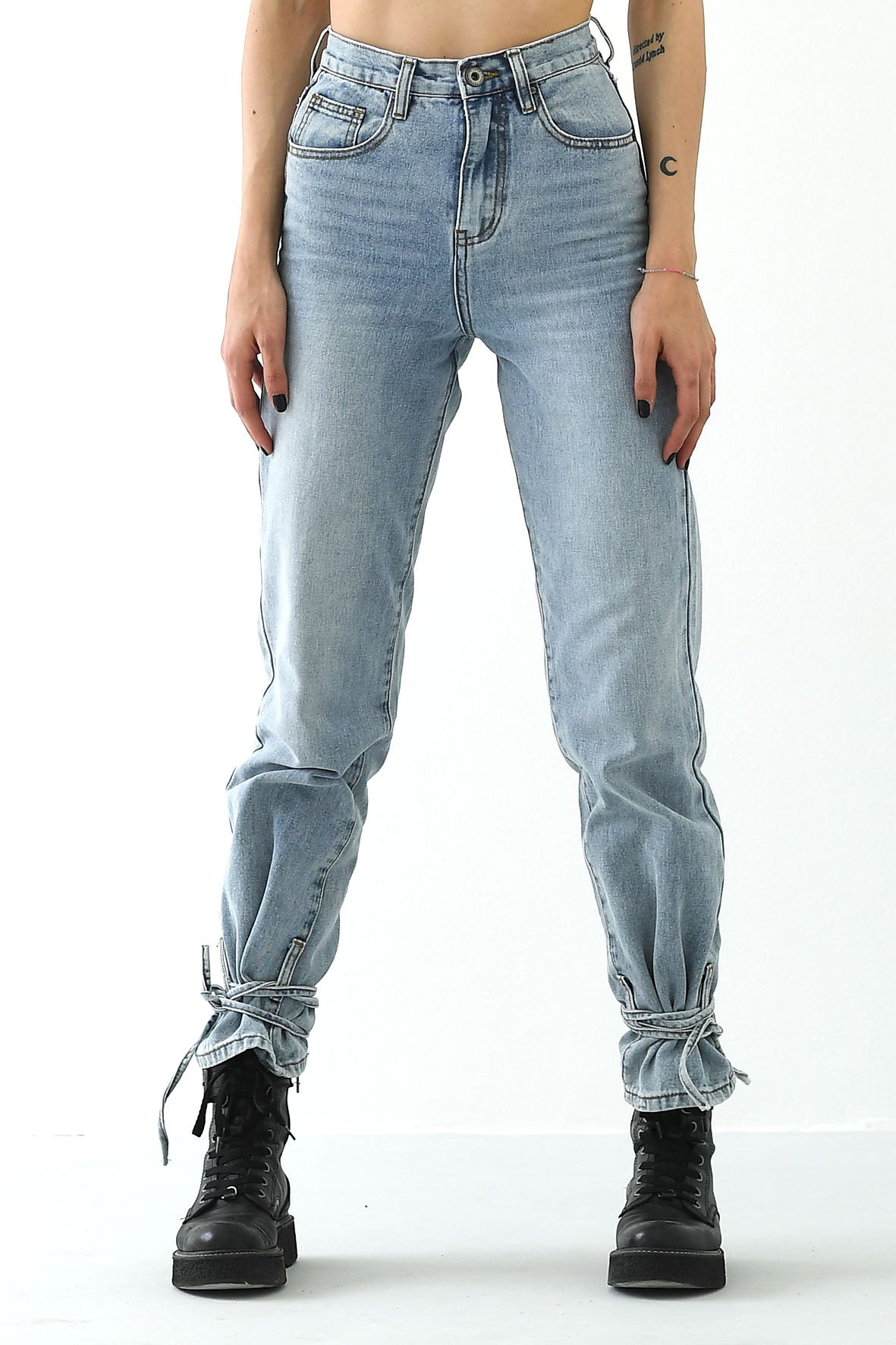 Jeans con clearance lacci